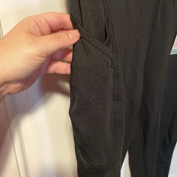 *SOLD* Pop Fit Leggings - Picture 4 of 5